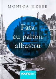Fata cu palton albastru
